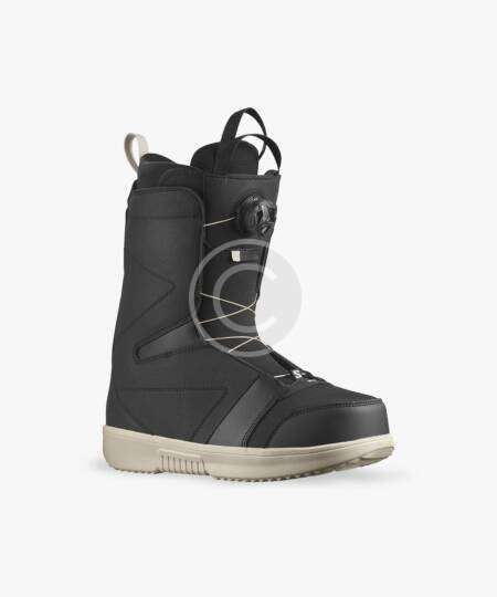 Snowboarding boots
